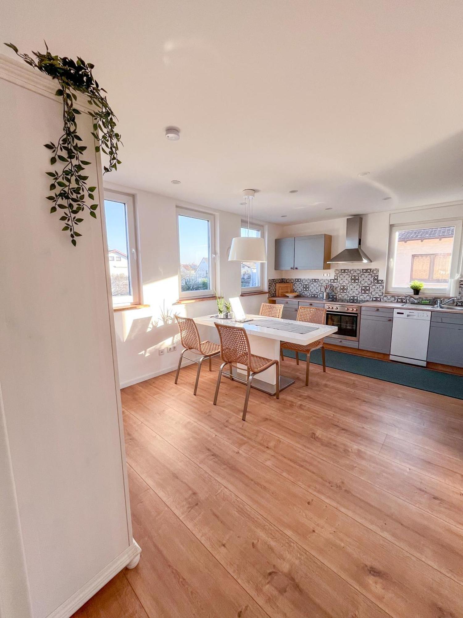 Helle Und Gemuetliche Ferienwohnung In Lorsch Esterno foto